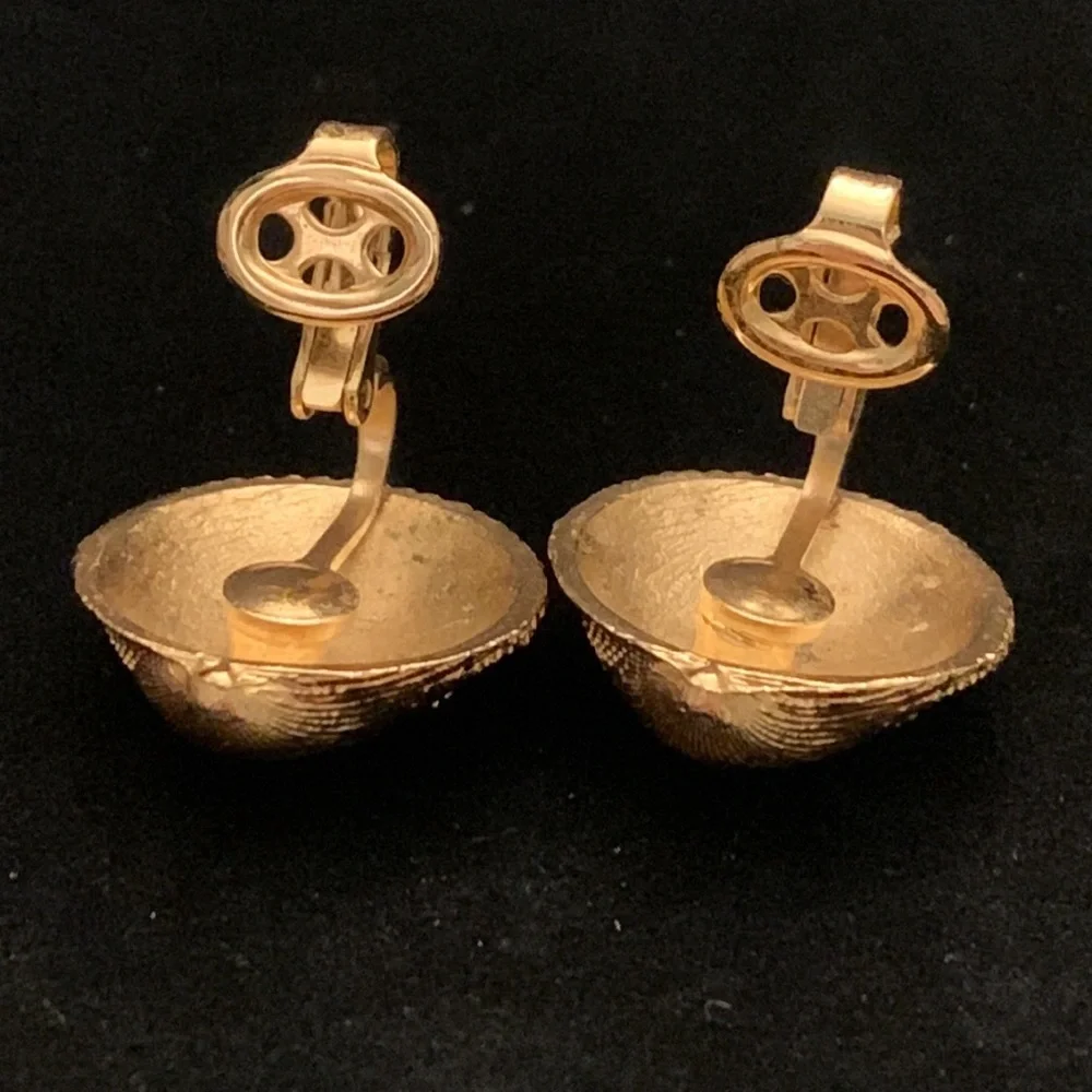 CROWN‎ TRIFARI GOLD TONE SEASHELL CLIP-ON EARRINGS